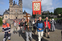 Nach dem Aussendungsgottesdienst macht sich die Gemeinde der Walldürnwallfahrer auf ihren viereinhalbtägigen Weg zum Heiligen Blut.
